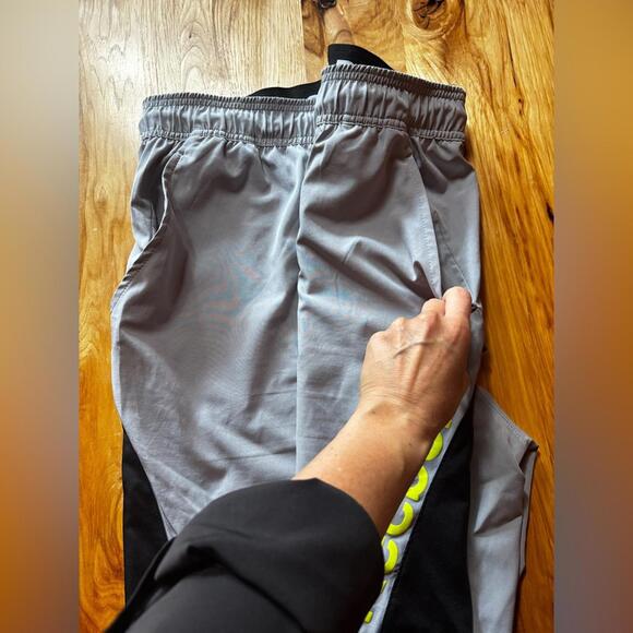 Reebok Gray and Black Athletic Shorts Lightweight Elastic Waist‎ - Picture 7 of 8